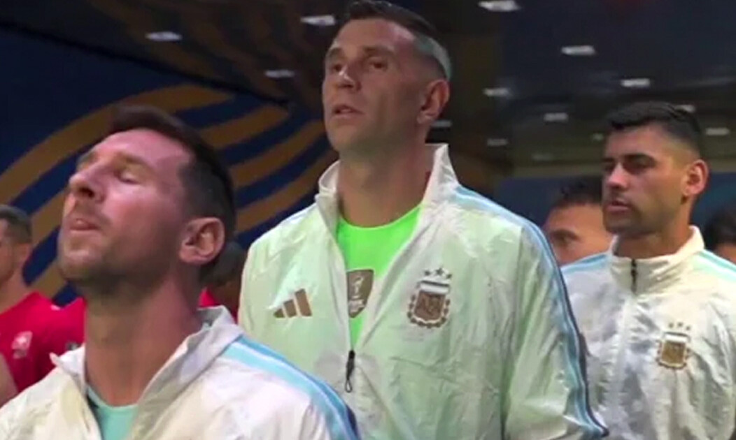 Messi arrancó la arenga, se metió el Dibu Martínez y salió a la luz lo que pasó en el entretiempo contra España: "Cagones"