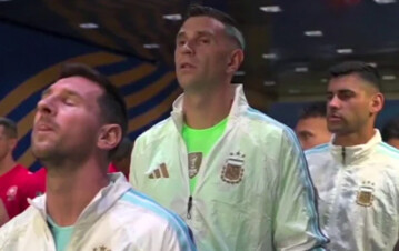 Messi arrancó la arenga, se metió el Dibu Martínez y salió a la luz lo que pasó en el entretiempo contra España: "Cagones"