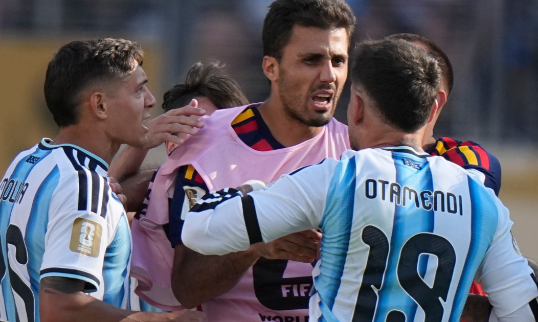 La provocación del capitán de España a los jugadores argentinos que terminó en la pelea con Paredes: "Habla menos, boludo"