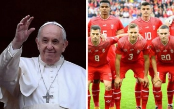 El papa Francisco junto a la Guardia Suiza.