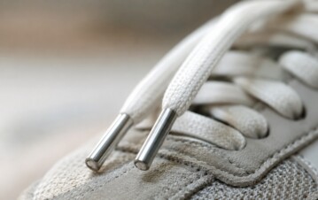 Para qué sirve la puntita metálica de los cordones y por qué es más importante de lo que parece