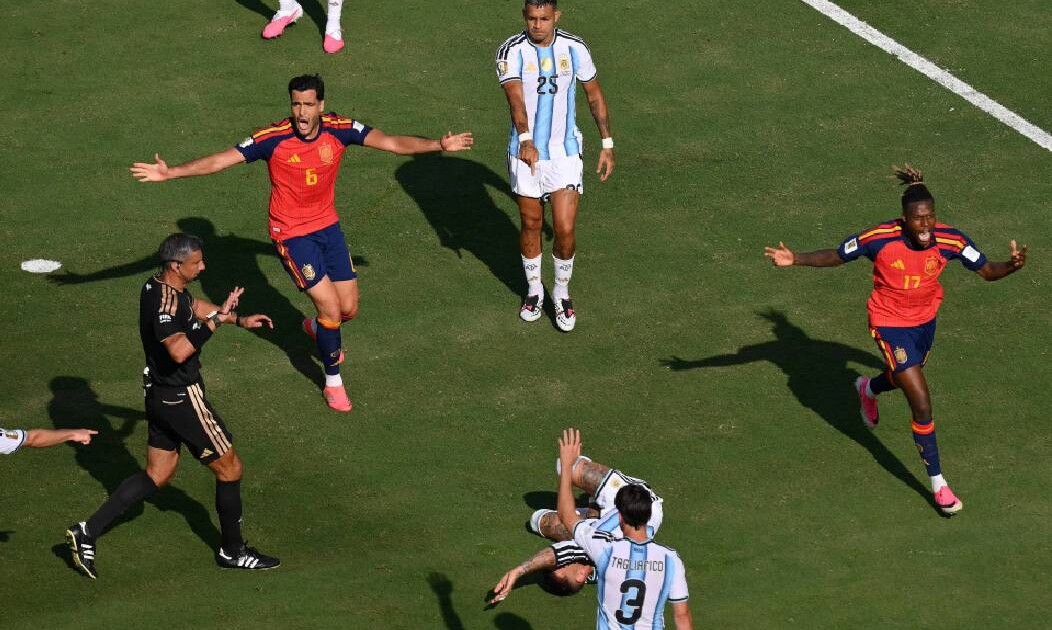 Jugó la final del Mundial, se acaba de separar de manera escandalosa y apareció rodeado de mujeres en un yate: el futbolista que armó tremendo escándalo