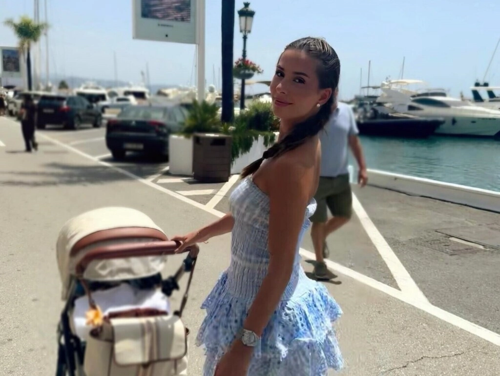 ISABEL LLEVANDO A ODIN, EL HIJO QUE TIENEN CON HAALAND. NUNCA LO MOSTRARON.