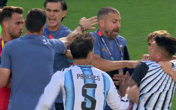 Scaloni se tuvo que meter en la pelea y separarlos: Otamendi y Paredes fueron a buscar a los jugadores españoles y terminaron muy mal