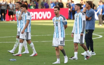 Empujones, agresión y escándalo: los dos famosos que echaron del partido de la Selección Argentina por el Mundial