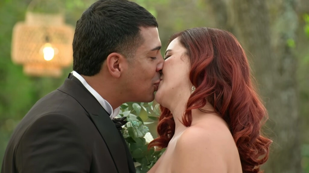 AGUSTIN Y CAROLINA A PURO BESO YA COMO MARIDO Y MUJER. AHORA, EL COMPARTE TODO ESE AFECTO CON EUGENIA