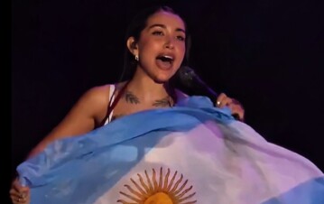 ¡Se la jugó! María Becerra salió al escenario con la bandera argentina en España en plena ola de odio contra el país: así reaccionó el público