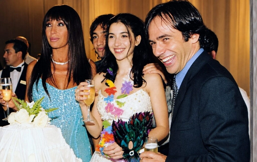Sofía Gala en su fiesta de 15 junto a Alejandro Anton y Moria Casán (Foto mejorada con IA)