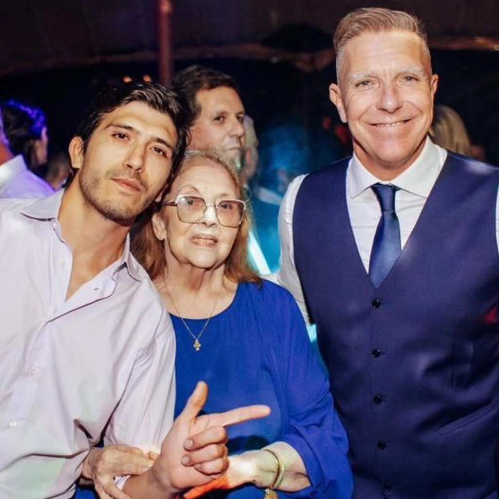 Alejandro Fantino con su hijo mayor, Nahuel, y su mamá, en su fiesta de casamiento. (Instagram)