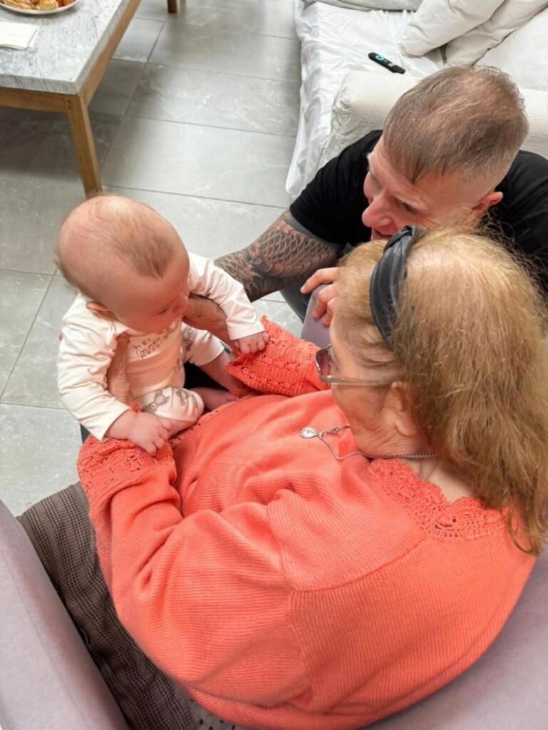 Alejandro Fantino y su mamá con su nieto Beltrán en brazos. (Instagram)