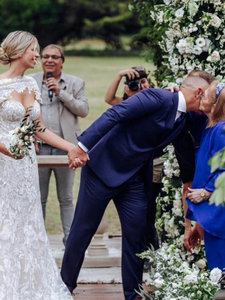Alejandro Fantino con su mamá, en su casamiento con Coni Mosquera; atrás, Gabriel Rolón (Instagram)