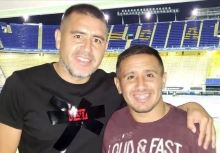 ROMAN RIQUELME Y SU HERMANO CHANCHI. HAY LIO DE POLLERAS EN BOCA.