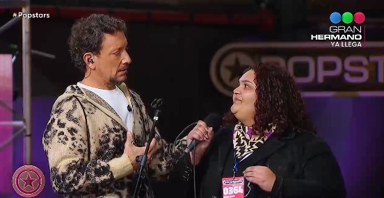 Nico Vázquez emocionado junto a una participante. Foto: Captura.