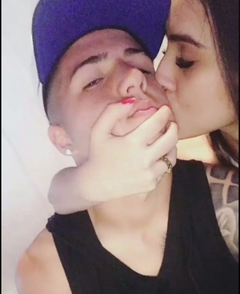 ASI LO BESABA CRISTAL