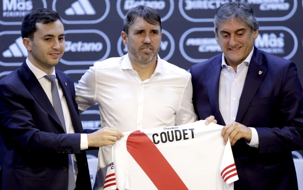 RIAL CREE QUE CHACHO COUDET (CENTRO) NO VA MAS COMO DT DE RIVER Y CONSIDERA QUE EL PRESIDENTE STEFANO DI CARLO (IZQUIERDA) SE ESTA EQUIVOCANDO MUCHO. DE ENZO FRANCESCOLI (DERECHA) NO DIJO NADA.