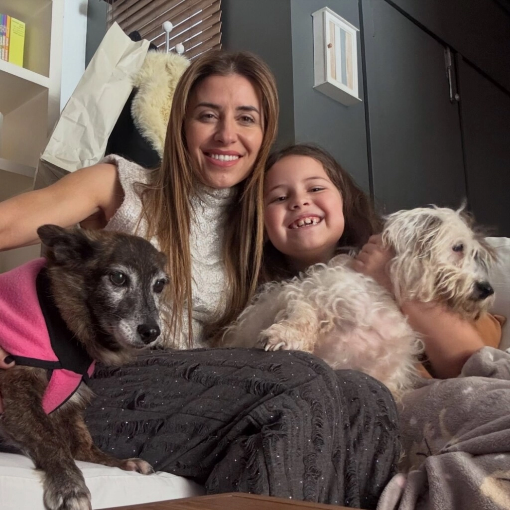 Mariana Brey con su hija y los dos nuevos integrantes de la familia. (Instagram)