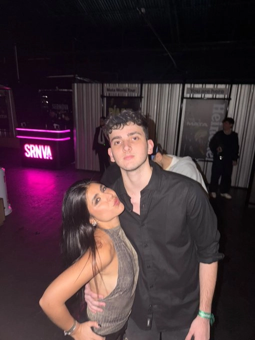 CAMI MAYAN CON EL INFLUENCER "LA AGUSNETA". EL LE APOYA LA MANO EN LA CINTURA COMO ROLANDO BARBANO A MARINA CALABRO EN AQUELLA FOTO QUE DESCHAVO EL ROMANCE. ¿ACA PASARA LO MISMO?