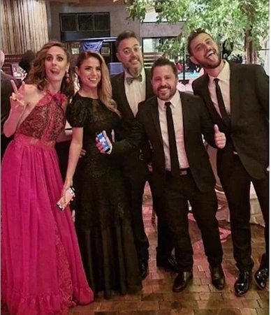 LOS DEDOS DE BARBANO SE VEN POR DETRAS DEL A CINTURA DE CALABRO, EN MEDIO DE UNA FOTO QUE INCLUYO TAMBIEN A JESSICA BOSSI, A MARTIN TETAZ Y A DIEGO LEUCO, TODOS COMPAÑEROS EN EL PROGRAMA RADIAL QUE ENCABEZABA JORGE LANATA. ESA IMAGEN LOS DELATO, COMO HACE AHORA CON CAMI MAYAN Y LA AGUSNETA.
