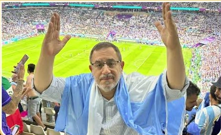 EN QATAR 2022, APROVECHANDO LAS ESCASAS DISTANCIAS ENTRE ESTADIOS, MASLATON VIO 42 PARTIDOS Y ESTABLECIO UN NUEVO RECORD. UNO DE ELLO, LA FINAL CONTRA FRANCIA DONDE MESSI SE CONSAGRO CAMPEON MUNDIAL.