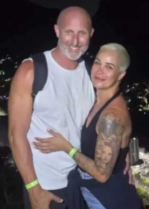POUSO CON SU NUEVO LOOK "CASI RAPADO A CERO" Y TOTALMENTE PLATINADO.