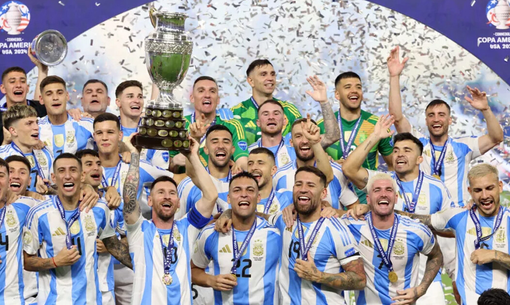 Salió campeón con Argentina, se separó por una infidelidad, blanqueó un nuevo romance con una famosa y ahora su ex denunció que la echó de su casa con su hijo