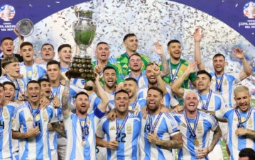 Salió campeón con Argentina, se separó por una infidelidad, blanqueó un nuevo romance con una famosa y ahora su ex denunció que la echó de su casa con su hijo