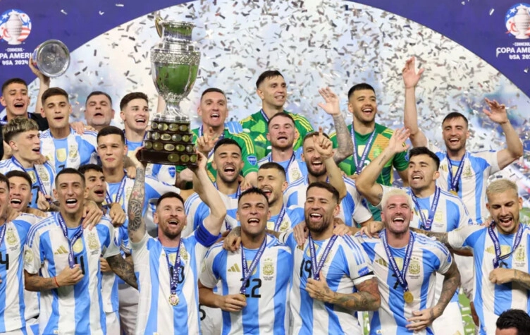 Salió campeón con Argentina, se separó por una infidelidad, blanqueó un nuevo romance con una famosa y ahora su ex denunció que la echó de su casa con su hijo