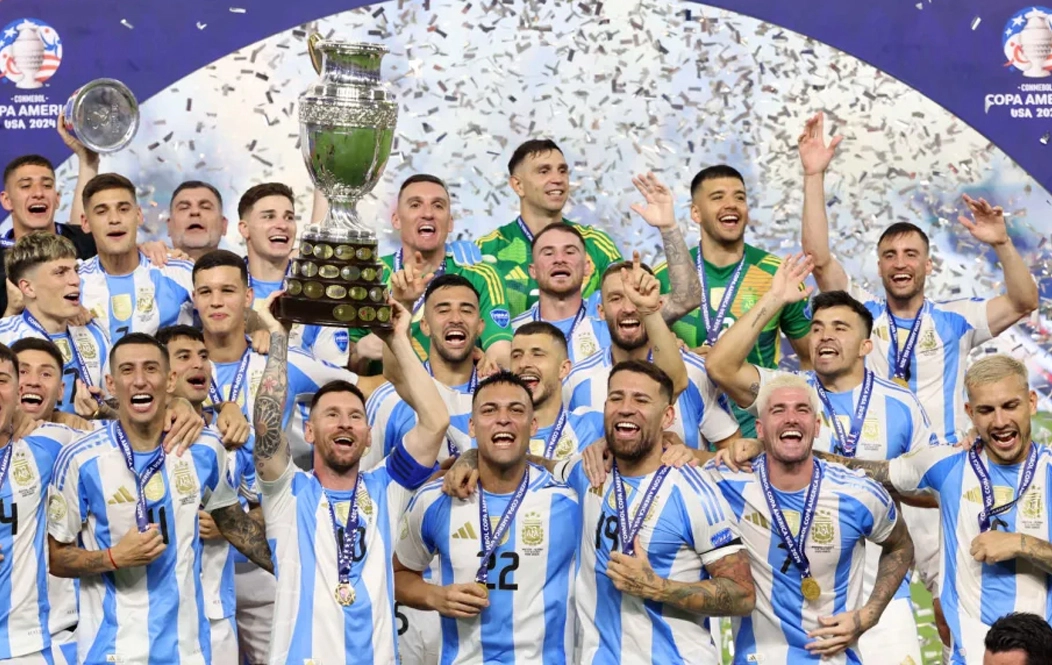 Salió campeón con Argentina, se separó por una infidelidad, blanqueó un nuevo romance con una famosa y ahora su ex denunció que la echó de su casa con su hijo