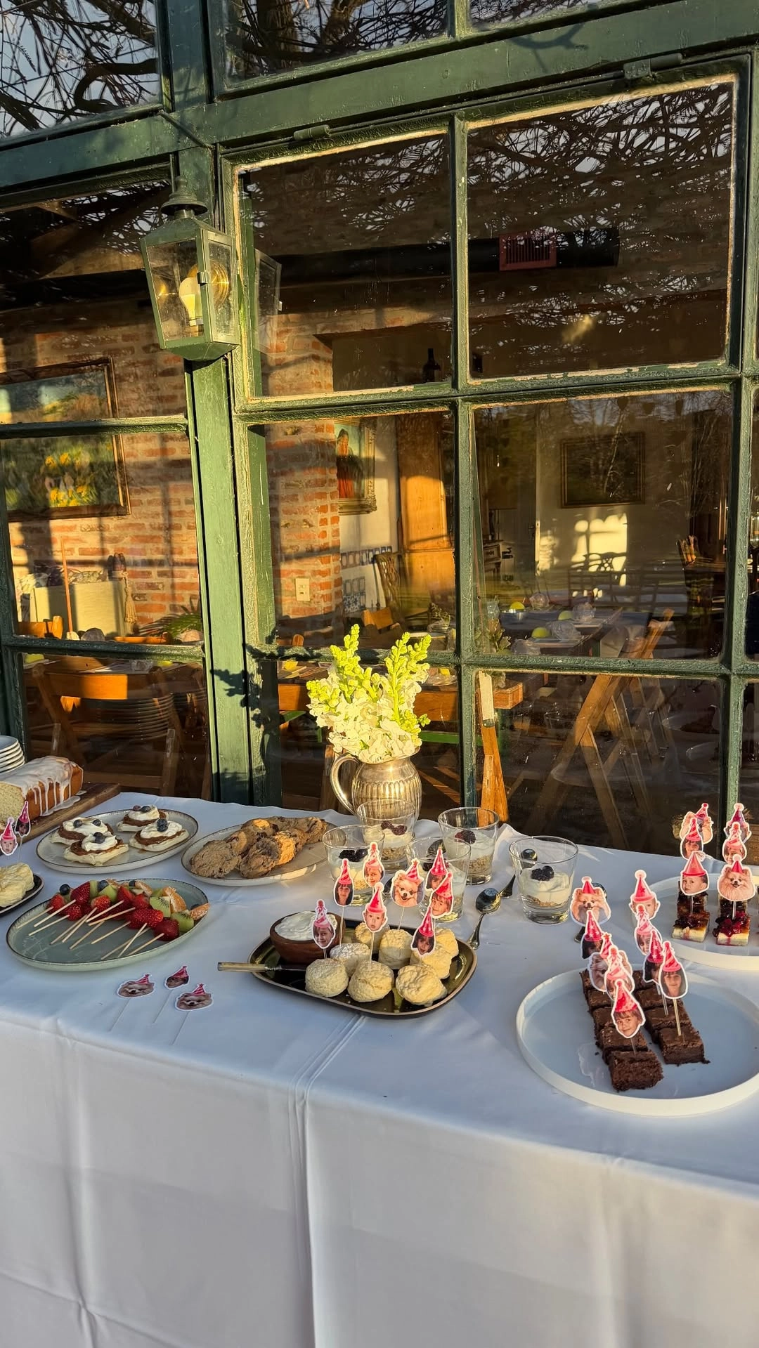 La mesa dulce incluyó divertidas figuritas de sus amigos. Foto: IG.