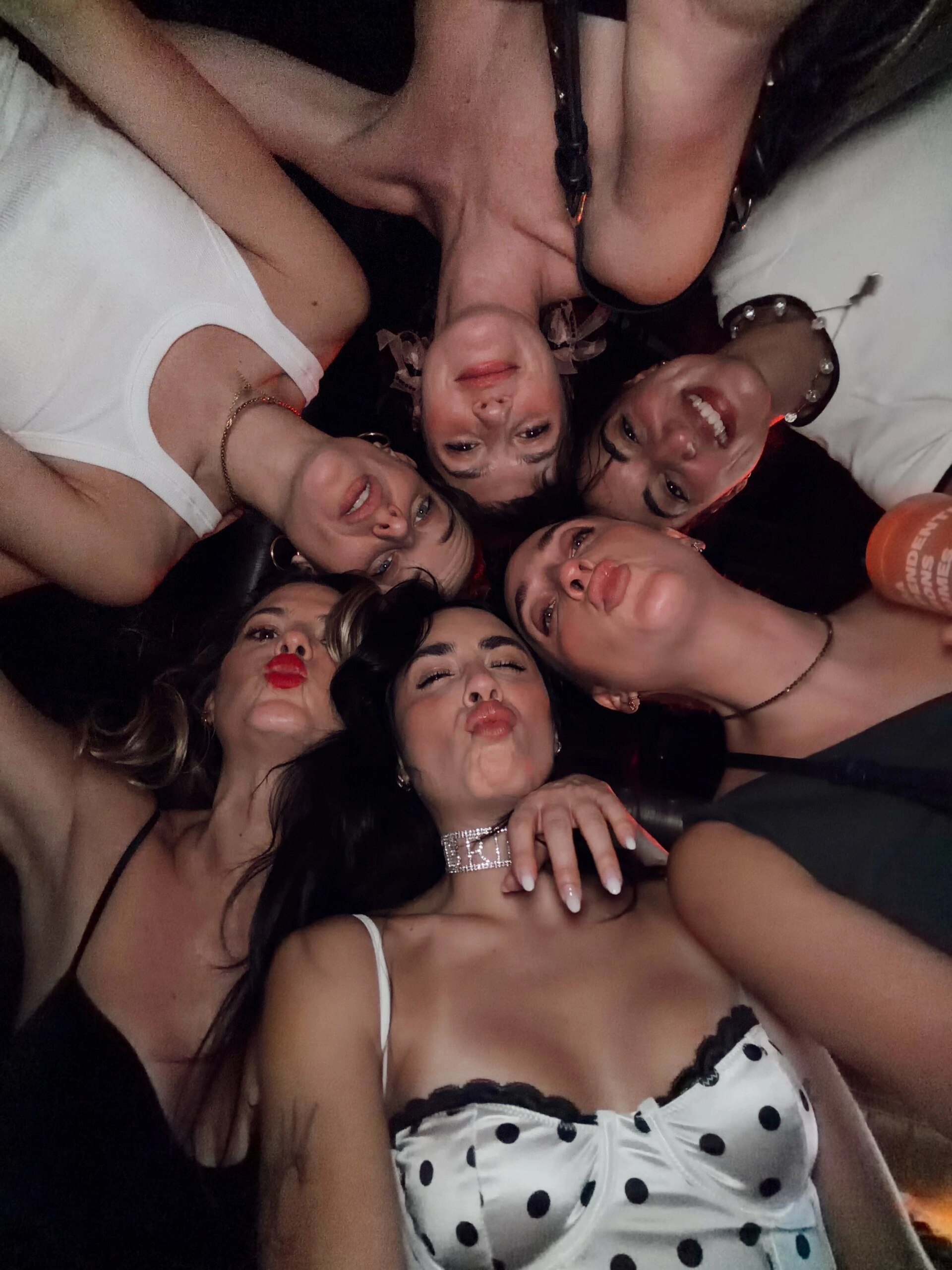 Lali llevó una gargantilla con brillos con la palabra "Bride". Foto: IG. 