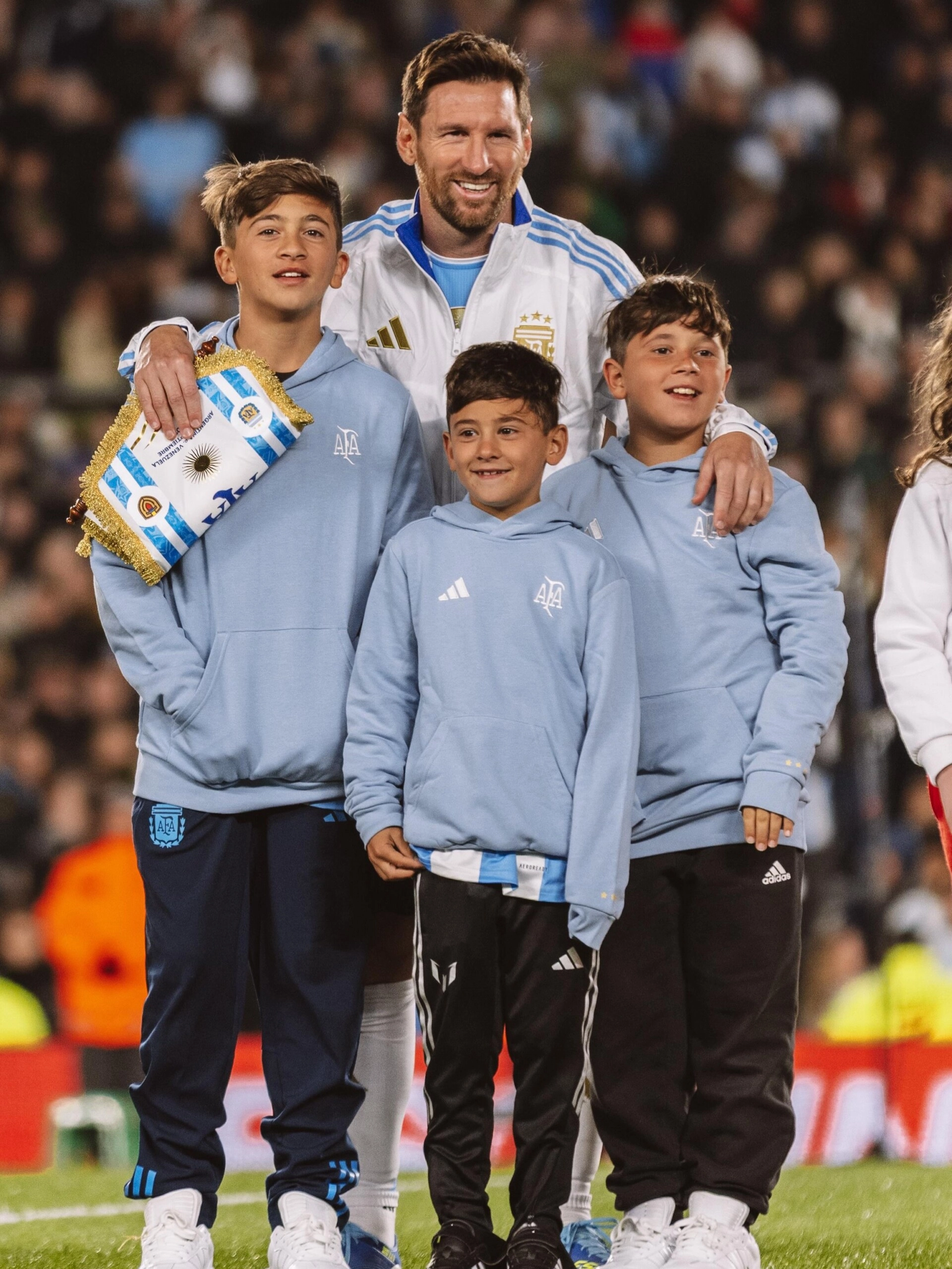 Leo Messi junto a sus hijos. Fotos: IG