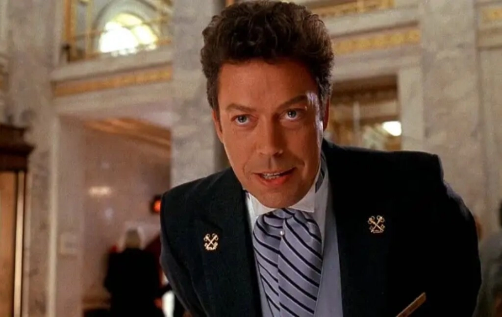 Tim Curry en Mi pobre angelito 2.