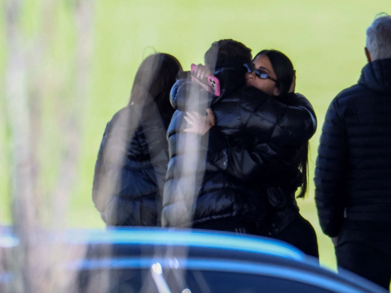 Antonela Roccuzzo acompañó a los Messi en el cementerio. Foto: Clarín. 