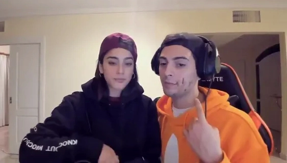 ANTES DE ESTAR CON TIAGO, LA CHILENA BELU NEGRI FUE NOVIA DE COSCU. ELOS ERAN AMIGOS Y SE PELEARON.