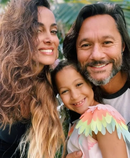 Débora Bello junto a Diego Torres y su hija. Fotos: IG.