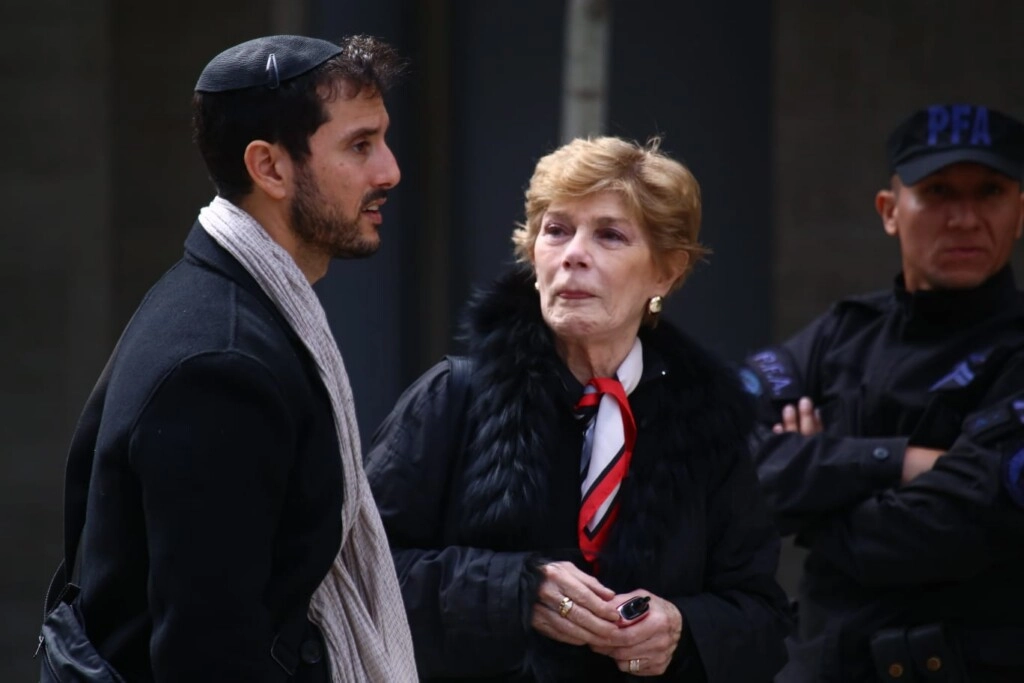 Cristina Seoane, la esposa de Chiche Gelblung, en el último adiós a su marido.
