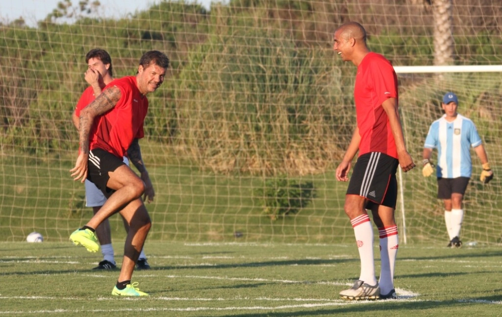 David Trezeguet jugando con Tinelli en Punta del Este. (Archivo)