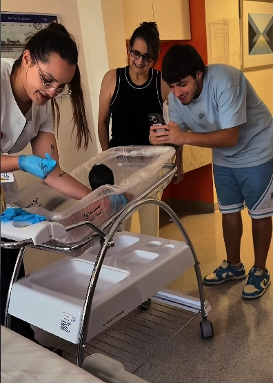 ALEJO CIGANOTTO, EL INFLUENCER MAS POLEMICO DEL PAIS, LE SACA LA PRIMERA FOTO A SU HIJO.
