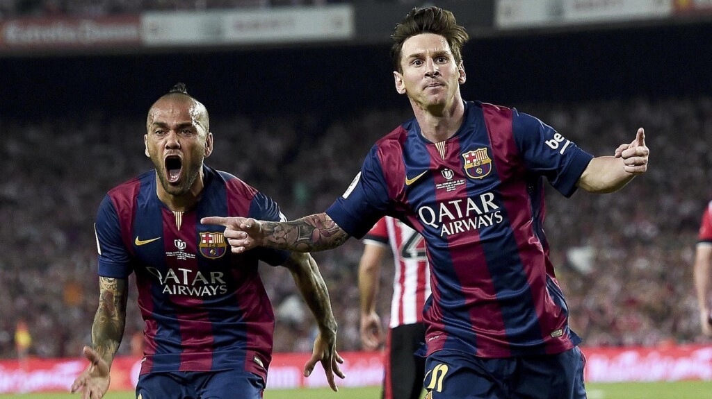 MESSI GRITA UNO DE LOS TANTOS GOLES QUE HIZO PARA EL BARÇA Y DANI ALVES CORRE PARA ABRAZARLO.