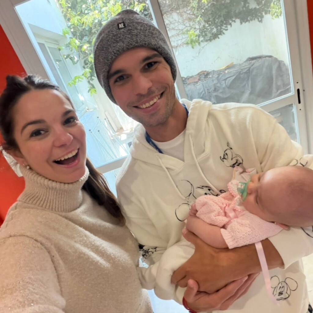 Luly Illbele y su hermano Nicolás, con Mila en brazos.