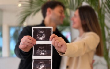 Es uno de los periodistas más famosos de la tele, se casó hace un año con su novia de toda la vida y acaba de anunciar que serán papás: “Te esperamos con mucho amor”