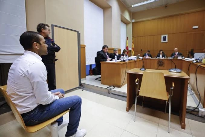 DANI ALVES CUANDO FUE JUZGADO. TRAS PASAR 14 MESES PRESO ACUSADO DE VIOLACION, LO DECLARARON INOCENTE Y LO LIBERARON.