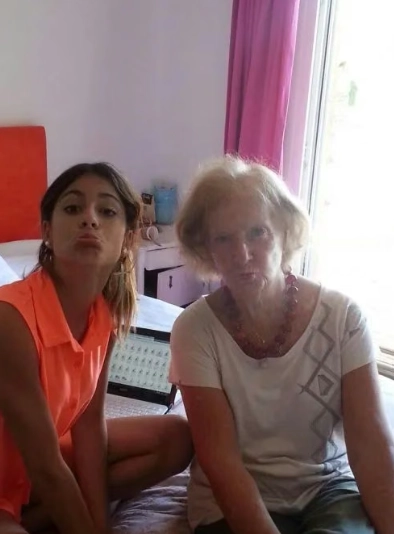 Tini Stoessel y su abuela María Luisa. Foto: Captura.