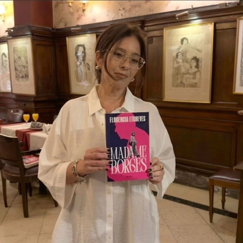 FLORENCIA ETCHEVES CON SU ULTIMO LIBRO, DEDICADO A MARIA KODAMA, LA VIUDA DE BORGES.