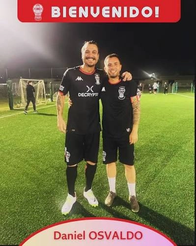ASI SALUDO HURACAN LA VUELTA DE OSVALDO AL CLUB, EN ESTE CASO PARA JUGAR EN EL SENIOR. EN LA FOTO, JUNTO A MATIAS DEFEDERICO, OTRO QUE SALIO DEL GLOBO Y FUE PAREJA DE UNA FAMOSA.