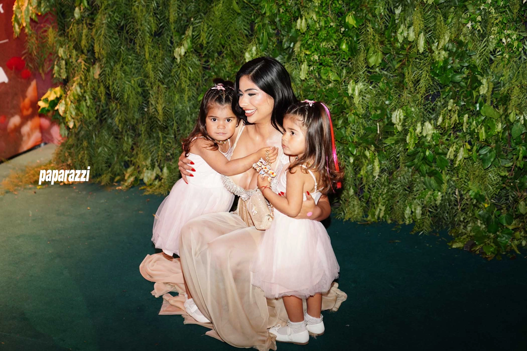 Daniela Celis junto a sus hijas.