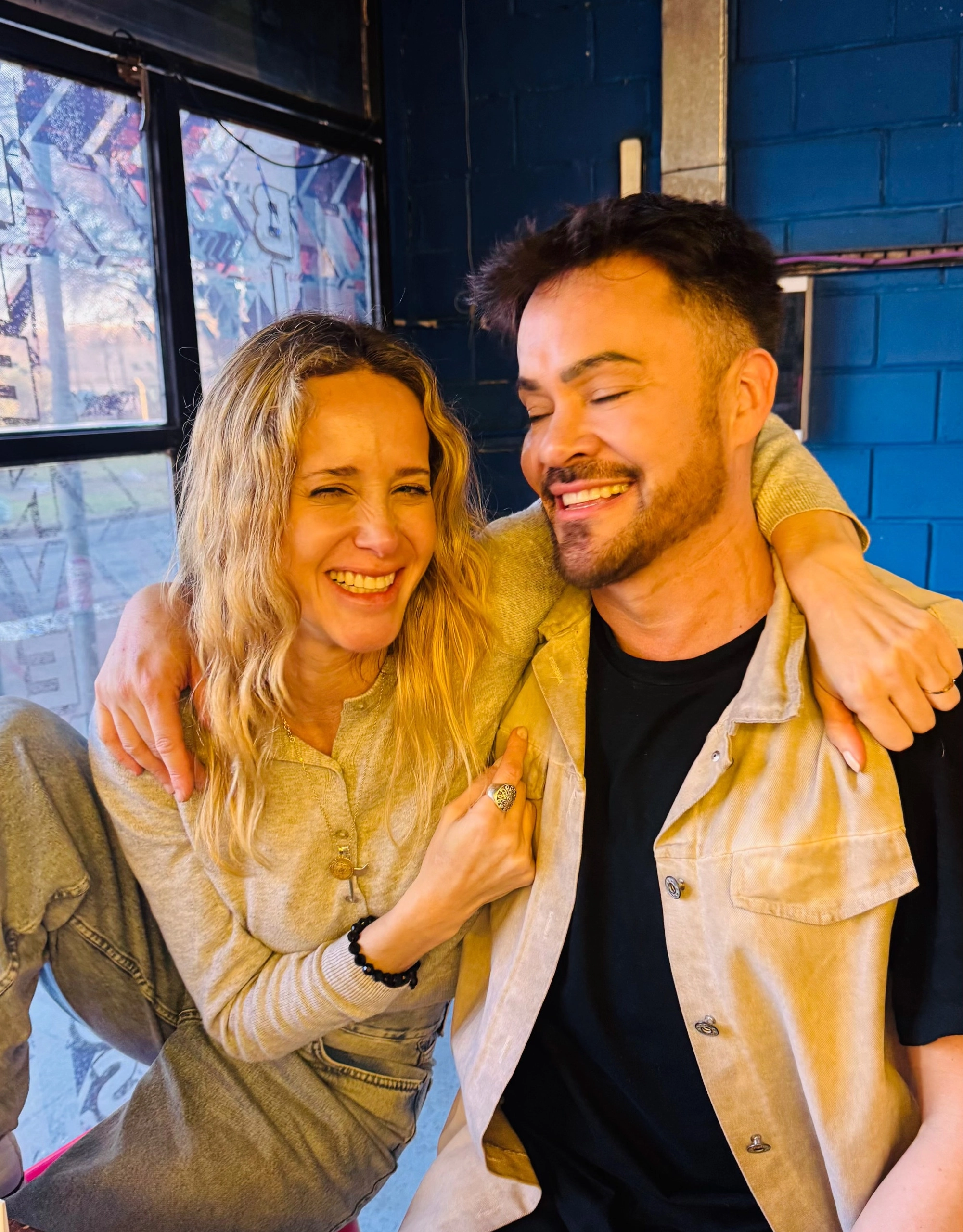 Julieta Prandi junto a su mejor amigo Sebastián. Fotos: IG.