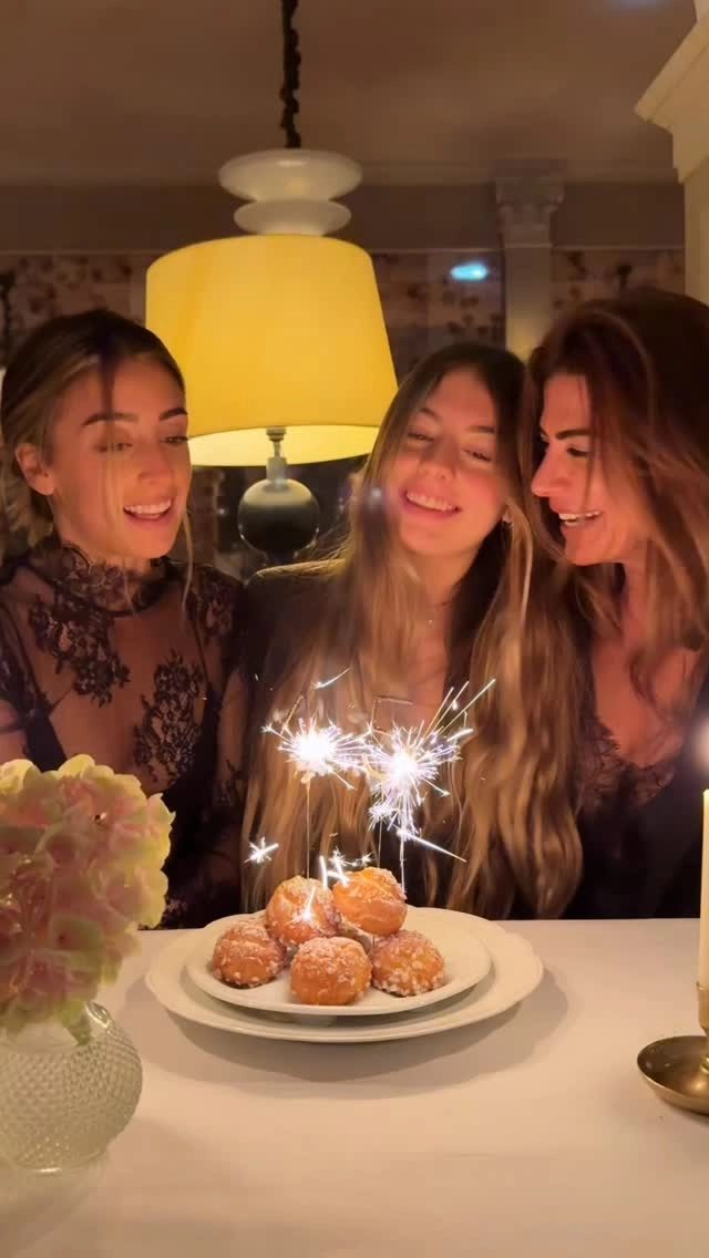 Juliana Awada junto a sus hijas Antonia y Valentina. Fotos: IG. 