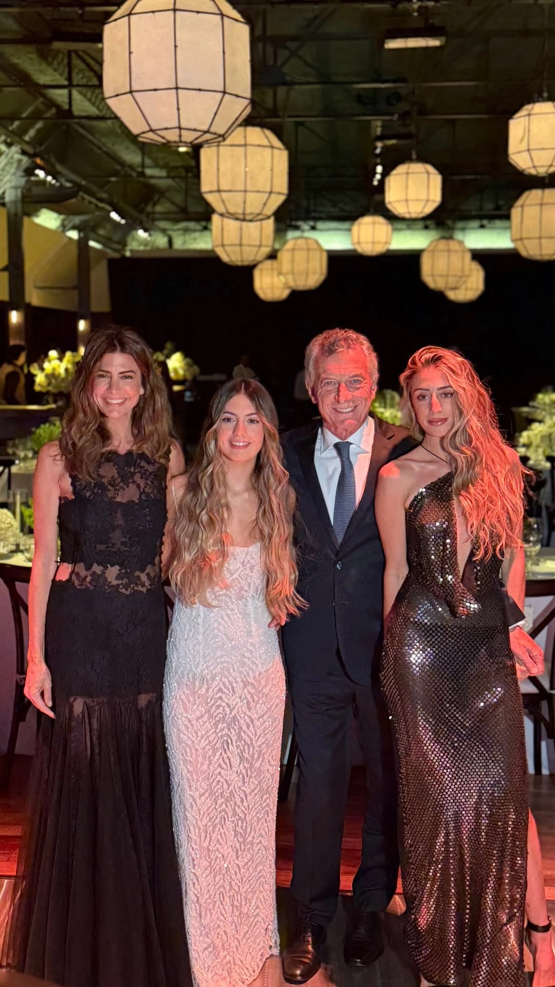 Juliana Awada junto a Macri, Antonia y Valentina Barbier. Fotos: IG.