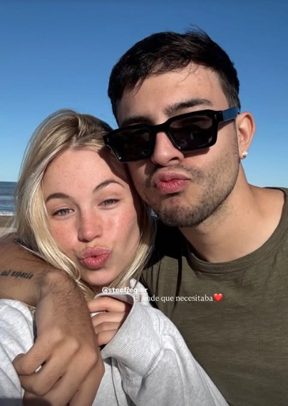 RUSHER Y STEFI POSTEARON LA MISMA FOTO EN SUS HISTORIAS DE INSTAGRAM. EL FINDE QUE NECESITABA ELLA -ESO FUE LO QUE PUSO-, Y EL BLANQUEO QUE NECESITABAN SUS SEGUIDORES.